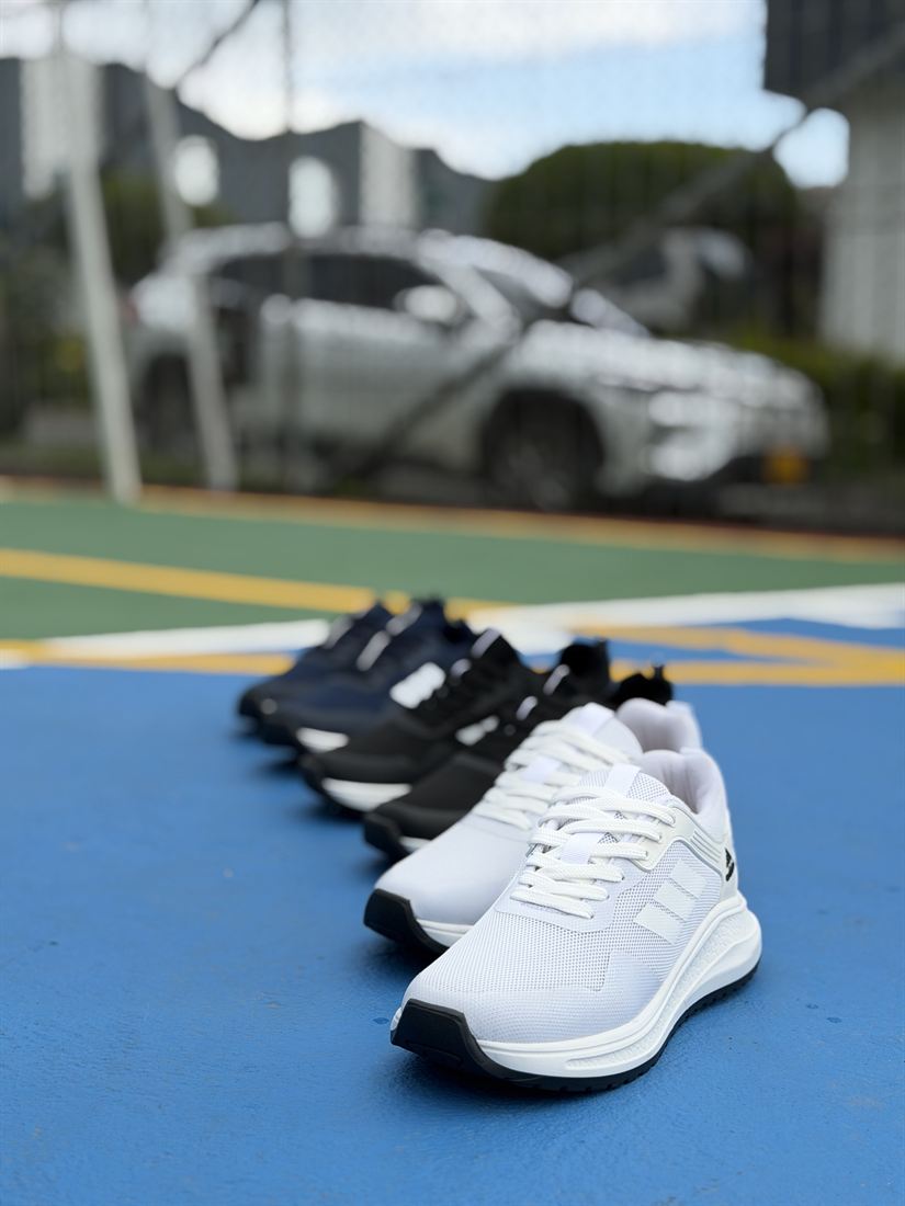 Sneakers Legado en cancha deportiva